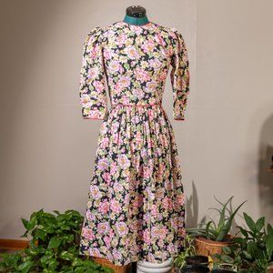 Darling vintage floral cotton dress size 4
